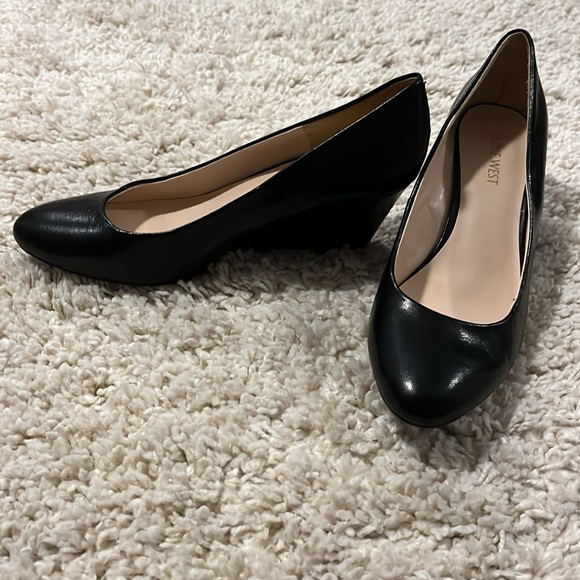 Nine West sz 8.5m black 2.5 inch wedge heels. Smoke/pet free - Picture 3 of 6
